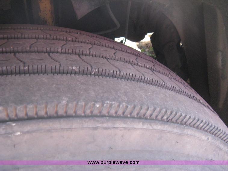 image for item B8257 2000 Freightliner Century Class semi truck