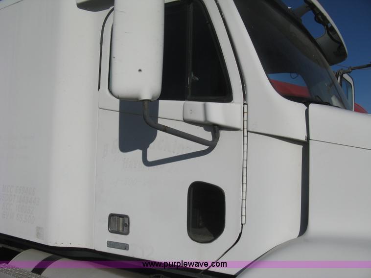 image for item B8257 2000 Freightliner Century Class semi truck
