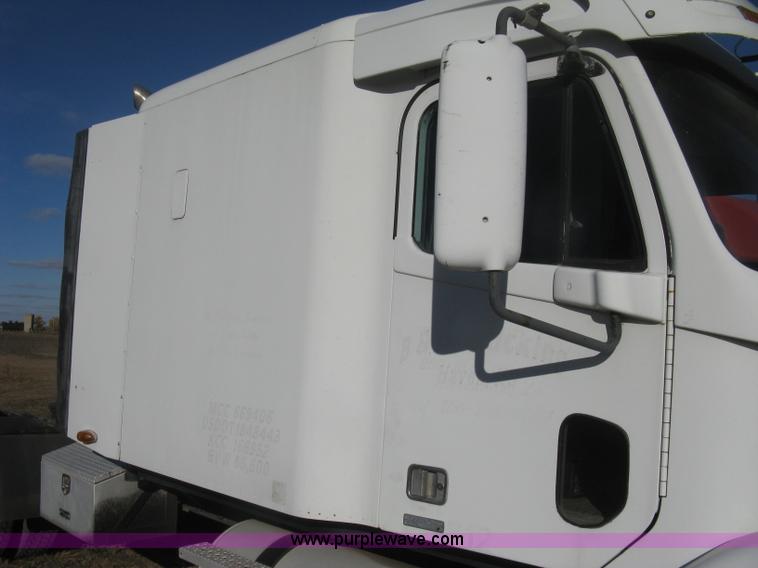 image for item B8257 2000 Freightliner Century Class semi truck