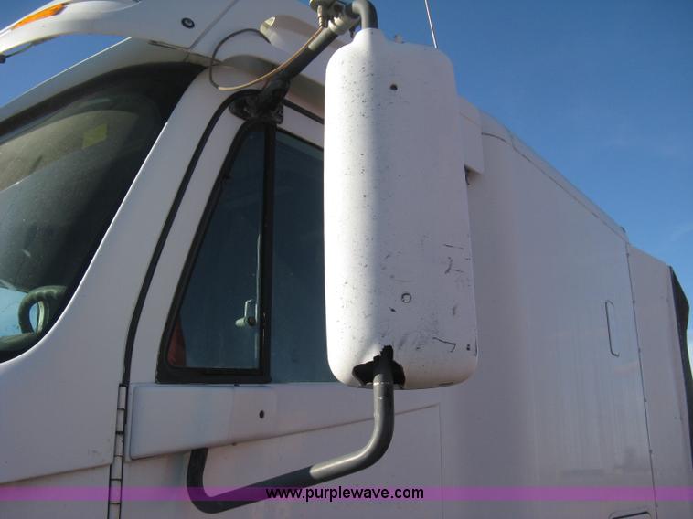 image for item B8257 2000 Freightliner Century Class semi truck