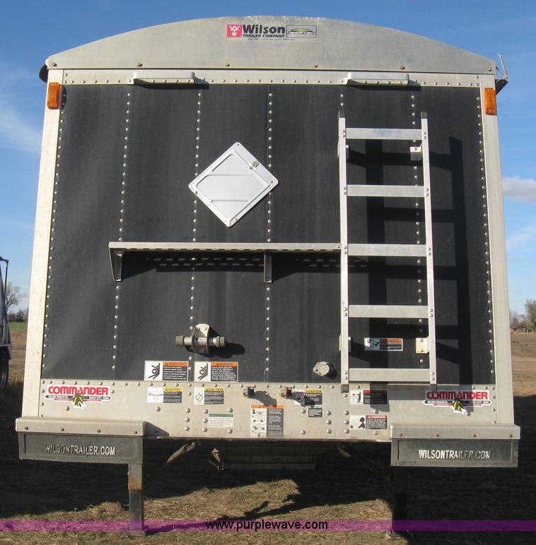 image for item B8258 2009 Wilson Commander hopper bottom trailer