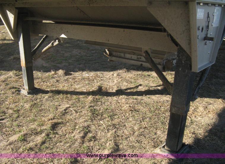 image for item B8258 2009 Wilson Commander hopper bottom trailer