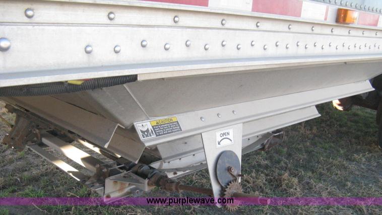 image for item B8258 2009 Wilson Commander hopper bottom trailer