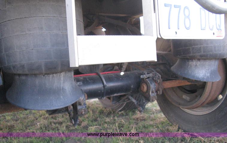 image for item B8258 2009 Wilson Commander hopper bottom trailer