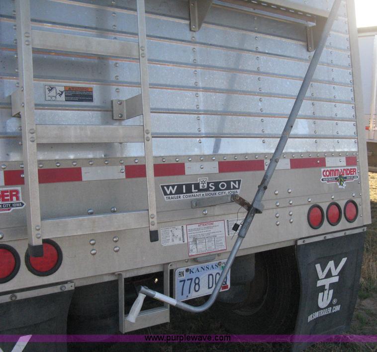 image for item B8258 2009 Wilson Commander hopper bottom trailer