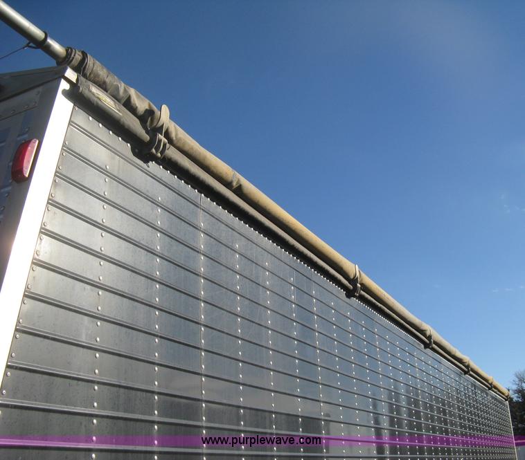 image for item B8258 2009 Wilson Commander hopper bottom trailer