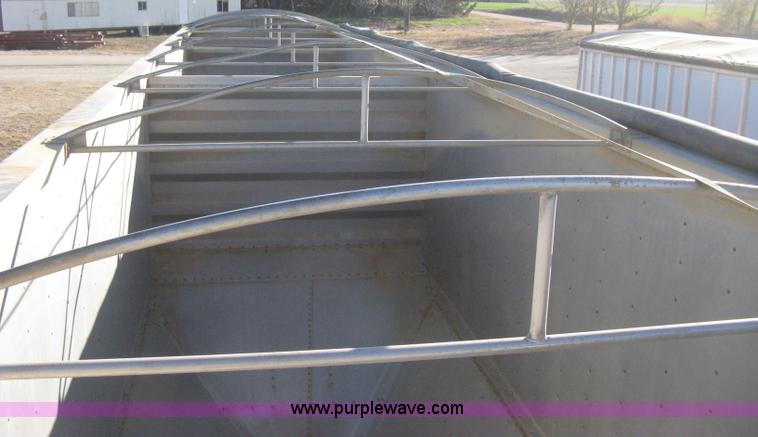 image for item B8258 2009 Wilson Commander hopper bottom trailer