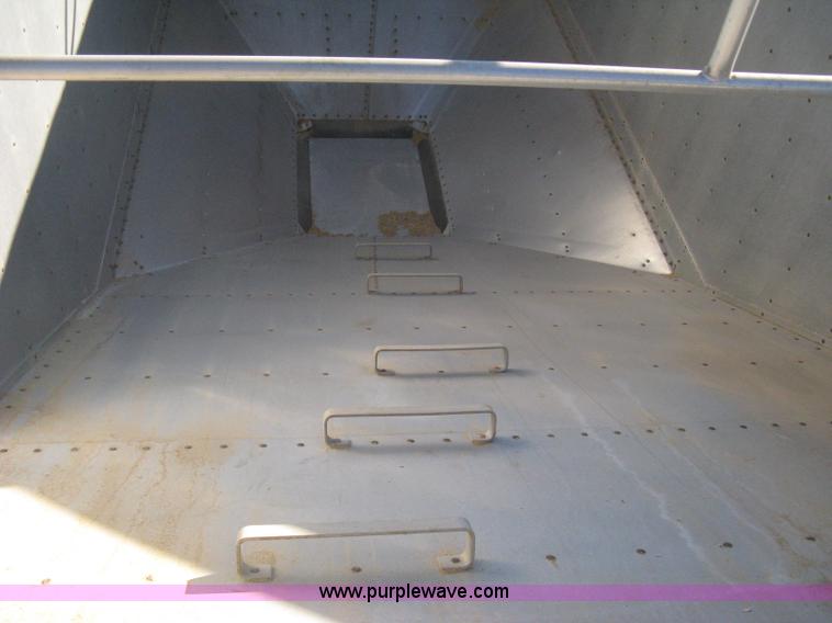 image for item B8258 2009 Wilson Commander hopper bottom trailer