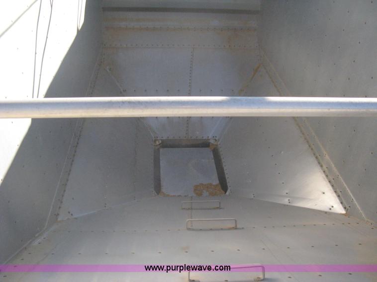 image for item B8258 2009 Wilson Commander hopper bottom trailer