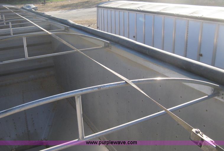 image for item B8258 2009 Wilson Commander hopper bottom trailer