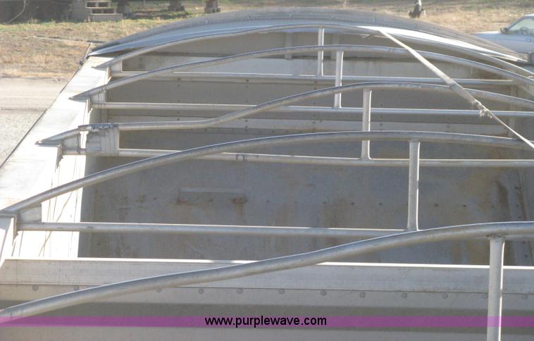 image for item B8258 2009 Wilson Commander hopper bottom trailer