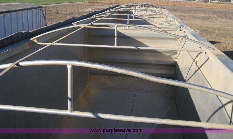 image for item B8258 2009 Wilson Commander hopper bottom trailer