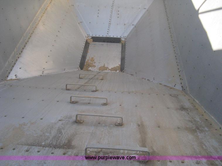 image for item B8258 2009 Wilson Commander hopper bottom trailer