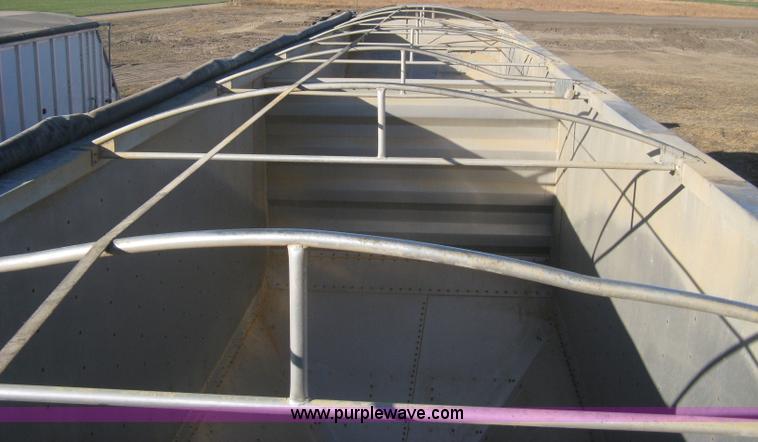 image for item B8258 2009 Wilson Commander hopper bottom trailer