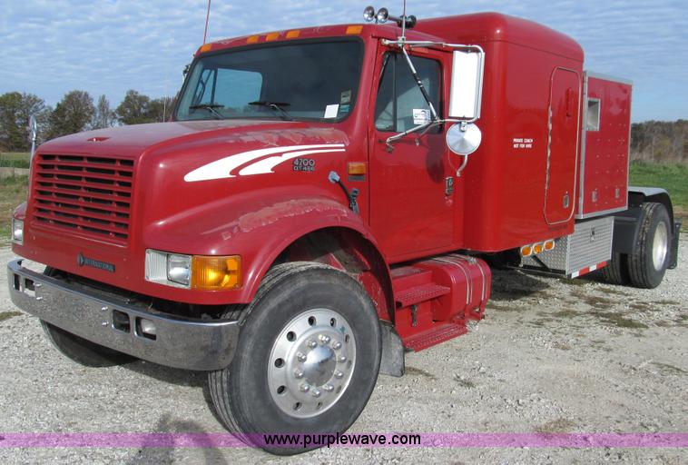 image for item E3541 1995 International Navistar 4700 semi truck