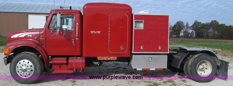 image for item E3541 1995 International Navistar 4700 semi truck