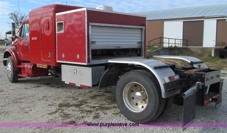 image for item E3541 1995 International Navistar 4700 semi truck