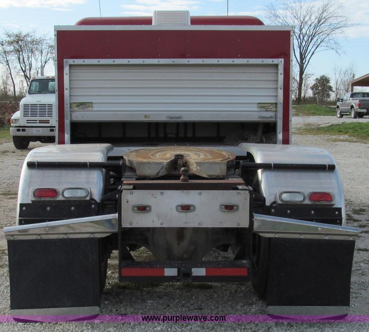 image for item E3541 1995 International Navistar 4700 semi truck