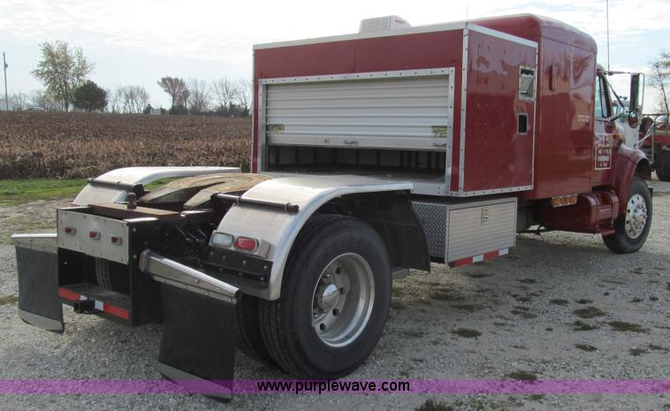 image for item E3541 1995 International Navistar 4700 semi truck