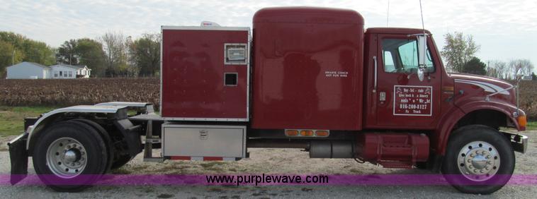 image for item E3541 1995 International Navistar 4700 semi truck