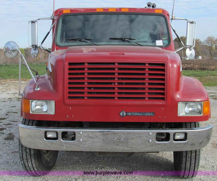 image for item E3541 1995 International Navistar 4700 semi truck