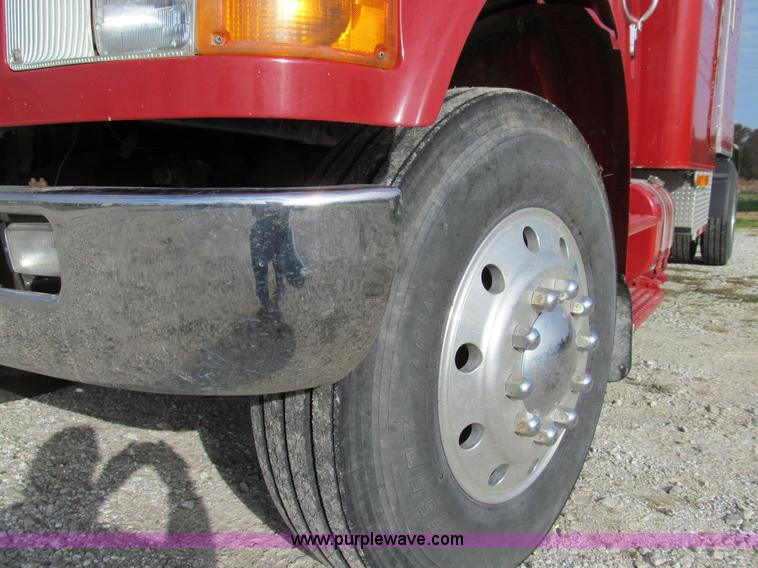 image for item E3541 1995 International Navistar 4700 semi truck