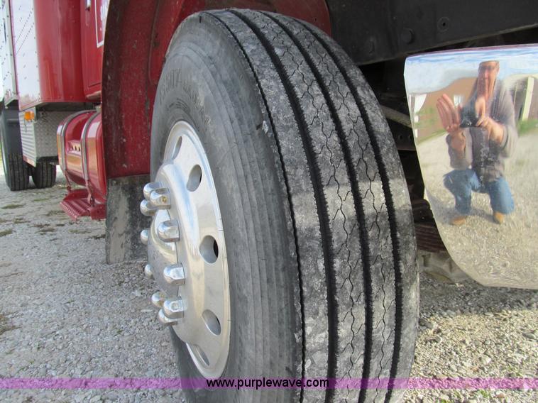 image for item E3541 1995 International Navistar 4700 semi truck