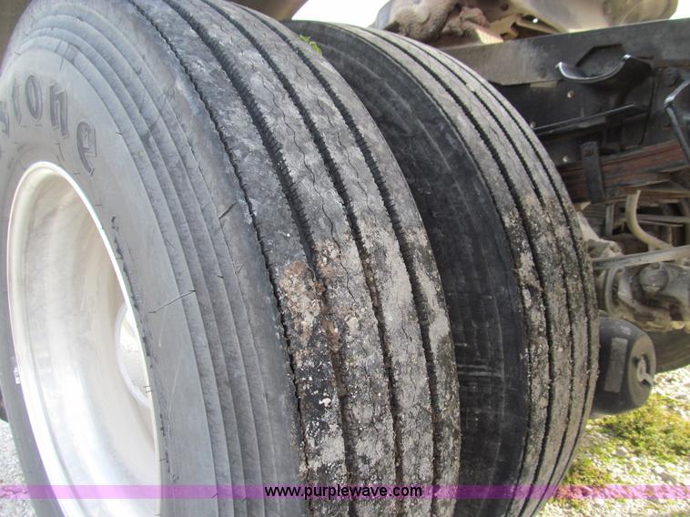 image for item E3541 1995 International Navistar 4700 semi truck