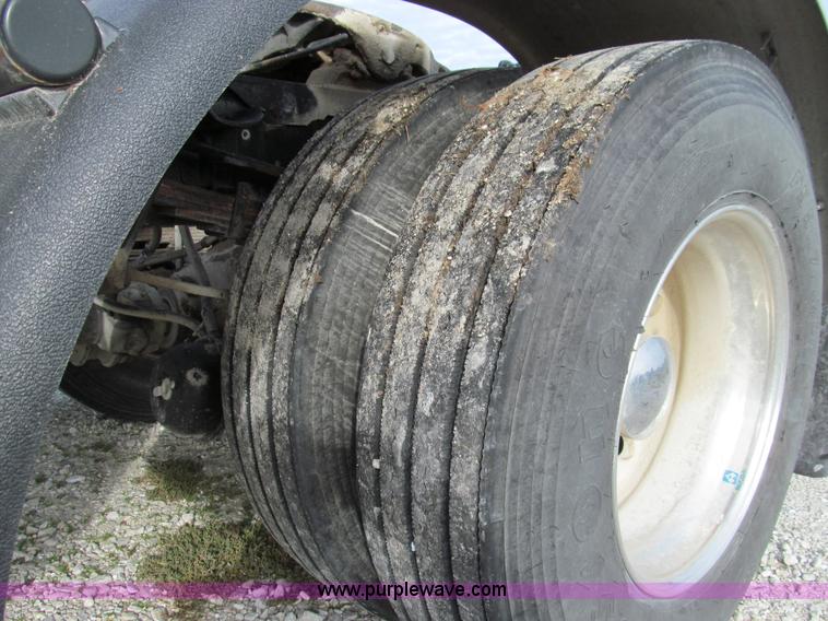 image for item E3541 1995 International Navistar 4700 semi truck