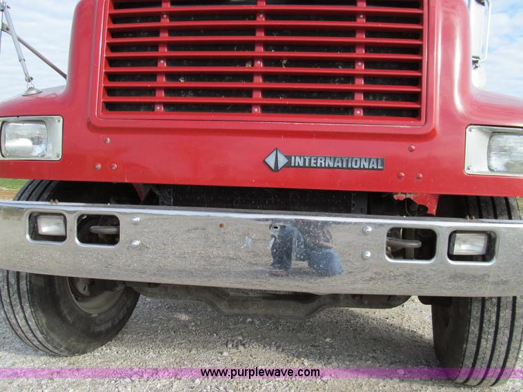 image for item E3541 1995 International Navistar 4700 semi truck