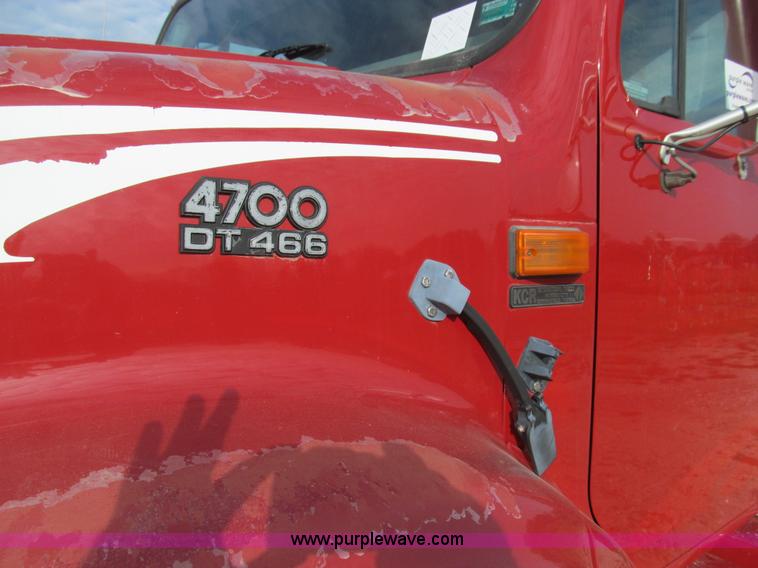 image for item E3541 1995 International Navistar 4700 semi truck