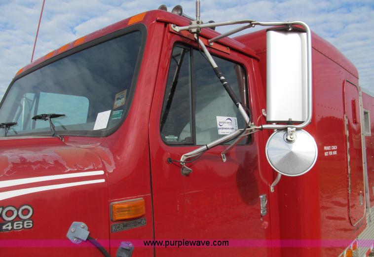 image for item E3541 1995 International Navistar 4700 semi truck