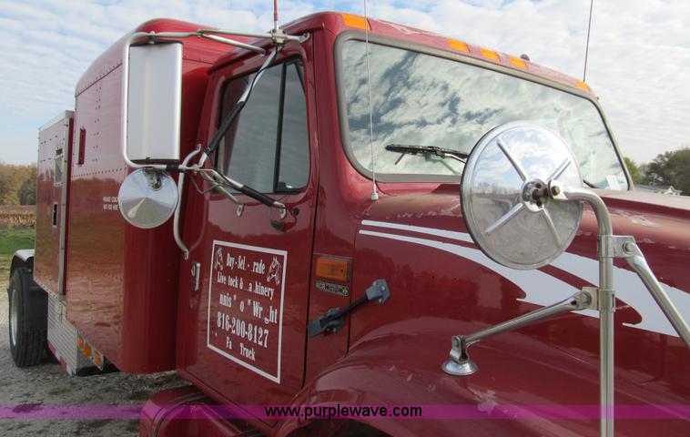 image for item E3541 1995 International Navistar 4700 semi truck