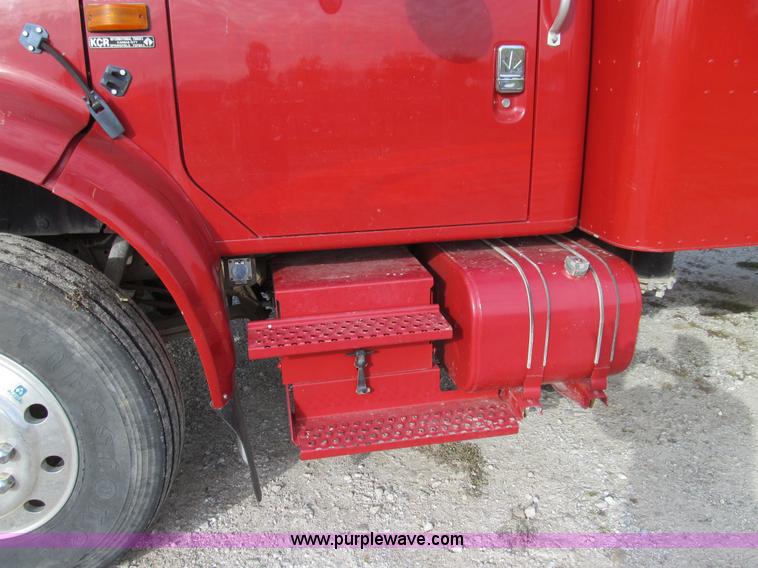 image for item E3541 1995 International Navistar 4700 semi truck