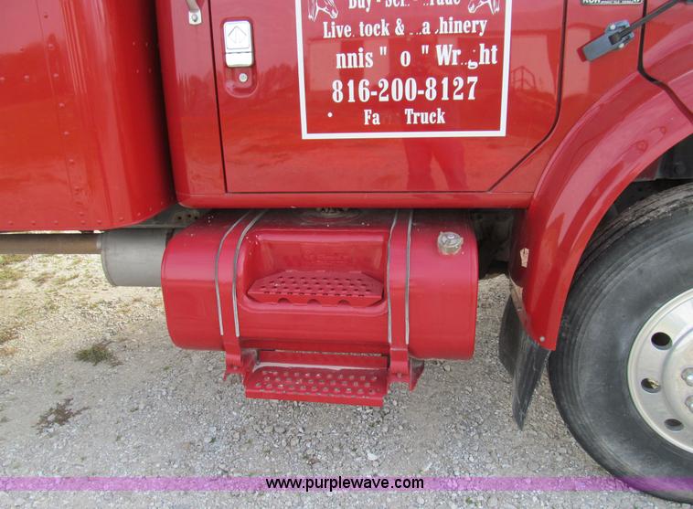 image for item E3541 1995 International Navistar 4700 semi truck