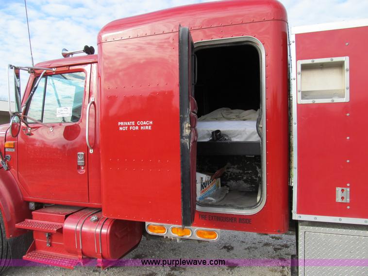 image for item E3541 1995 International Navistar 4700 semi truck
