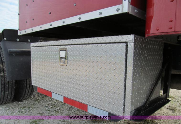 image for item E3541 1995 International Navistar 4700 semi truck