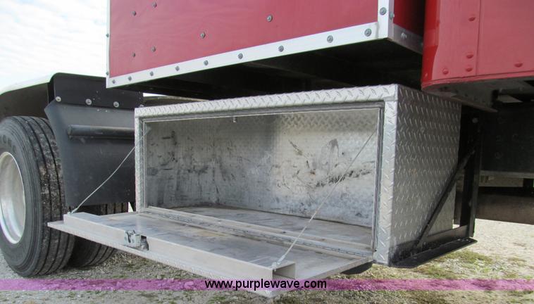 image for item E3541 1995 International Navistar 4700 semi truck