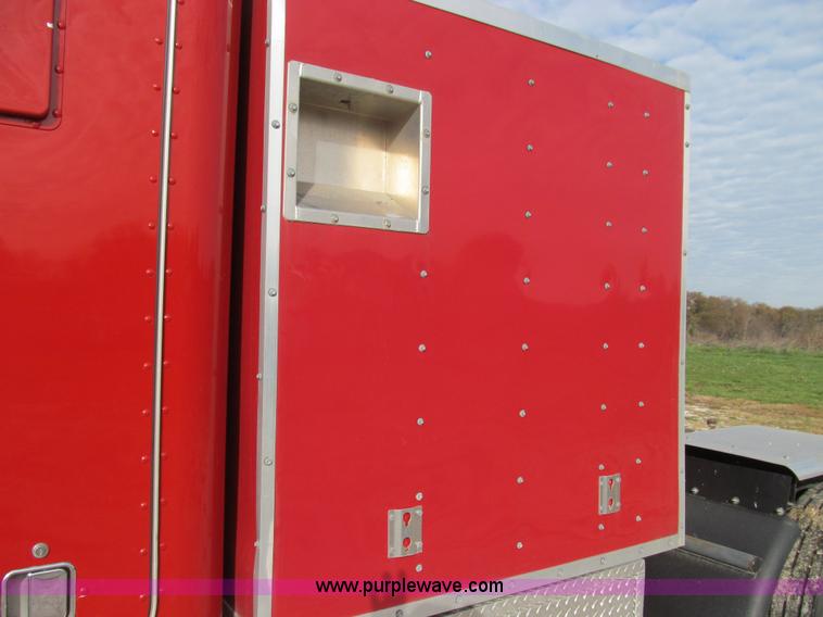 image for item E3541 1995 International Navistar 4700 semi truck