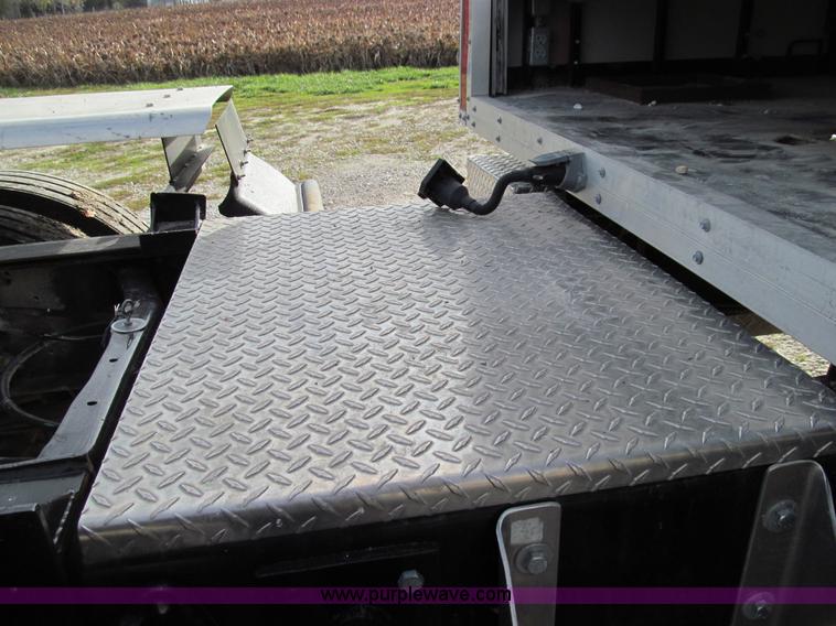 image for item E3541 1995 International Navistar 4700 semi truck