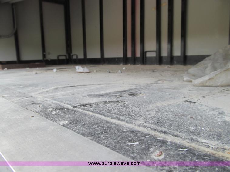 image for item E3541 1995 International Navistar 4700 semi truck