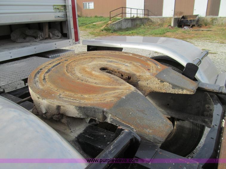 image for item E3541 1995 International Navistar 4700 semi truck