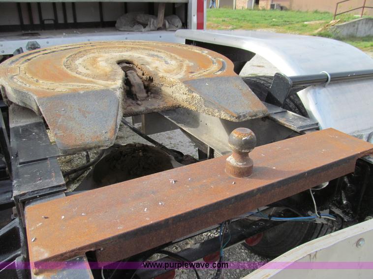 image for item E3541 1995 International Navistar 4700 semi truck