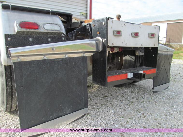 image for item E3541 1995 International Navistar 4700 semi truck