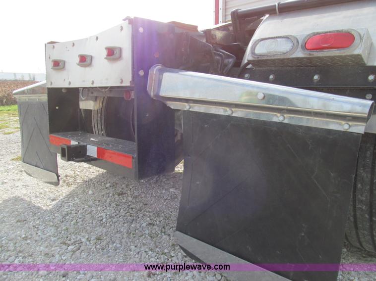 image for item E3541 1995 International Navistar 4700 semi truck