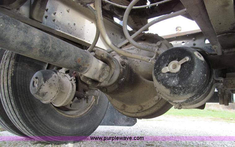 image for item E3541 1995 International Navistar 4700 semi truck