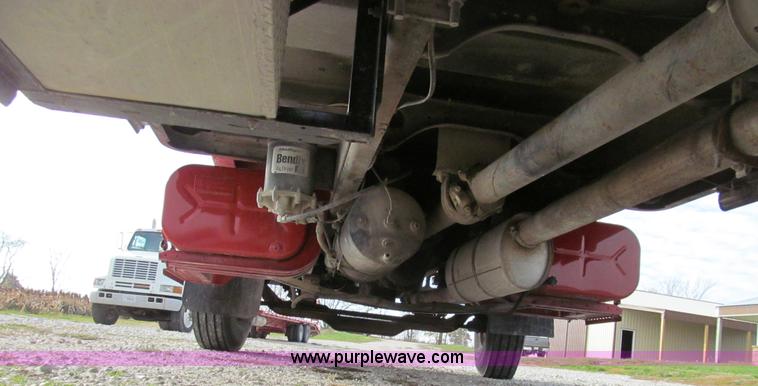 image for item E3541 1995 International Navistar 4700 semi truck