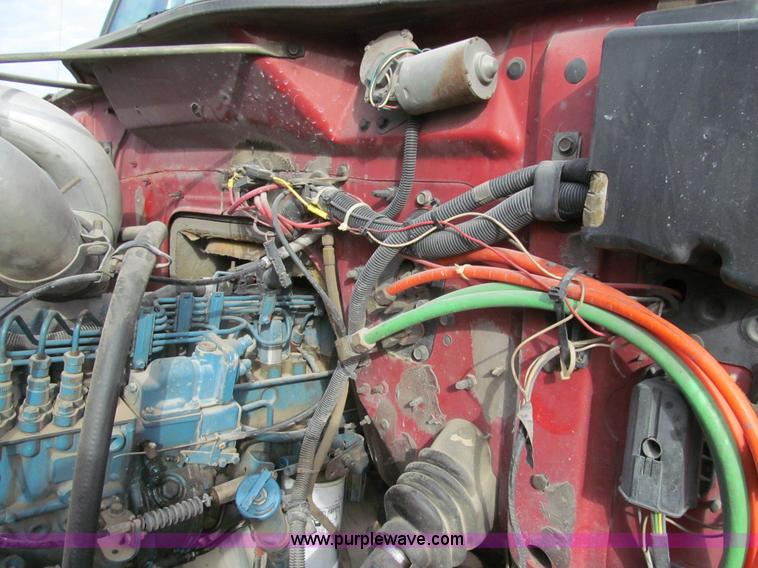 image for item E3541 1995 International Navistar 4700 semi truck