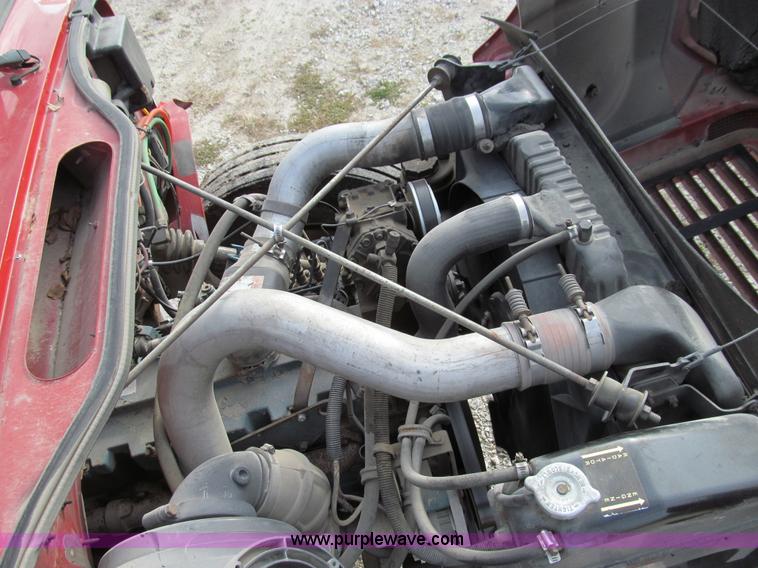 image for item E3541 1995 International Navistar 4700 semi truck