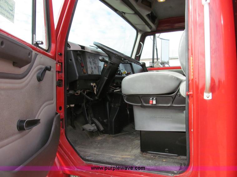 image for item E3541 1995 International Navistar 4700 semi truck